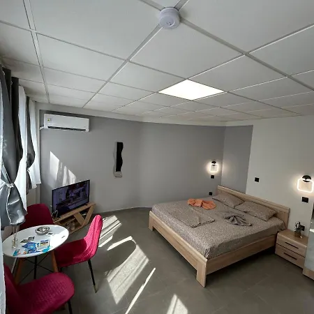 Apartment Debbies 8 *