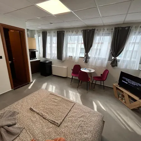 Debbies 8 Apartament